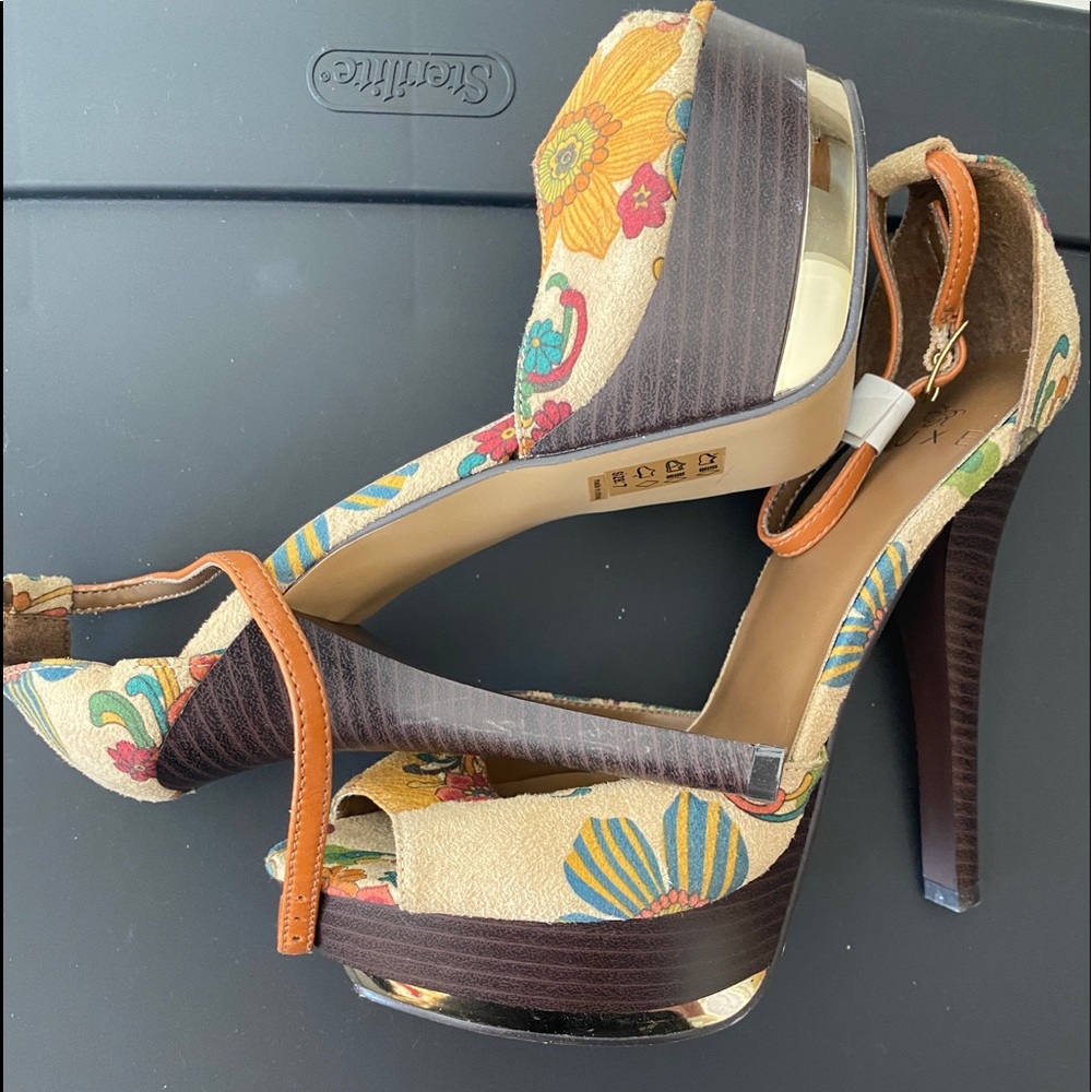 Size 7 new platformed shoes